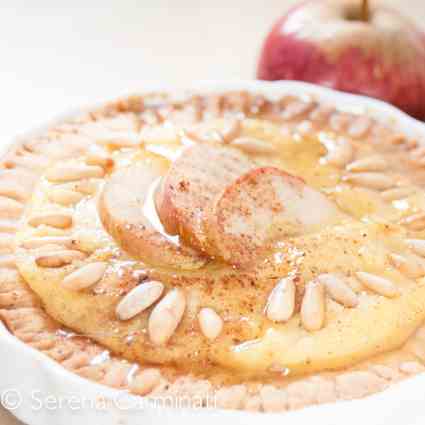 Mini apple custard tart with pine nuts 