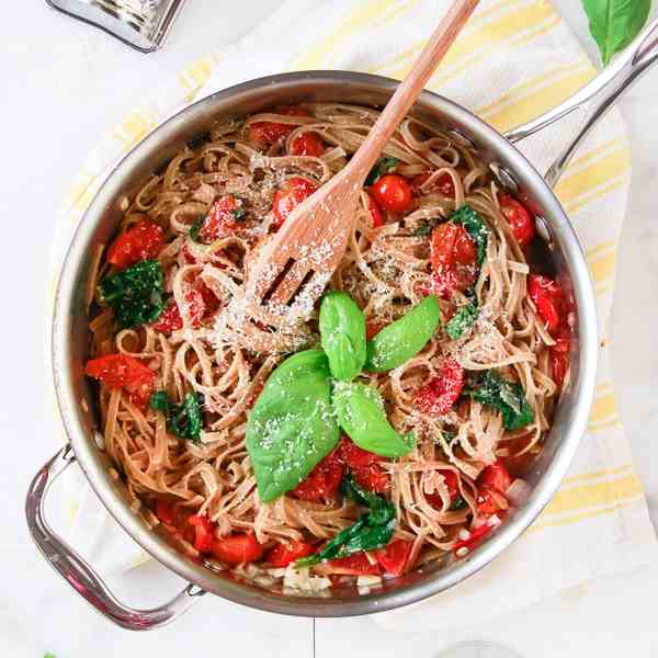 Whole Wheat Pasta with Spinach and Tomatoe