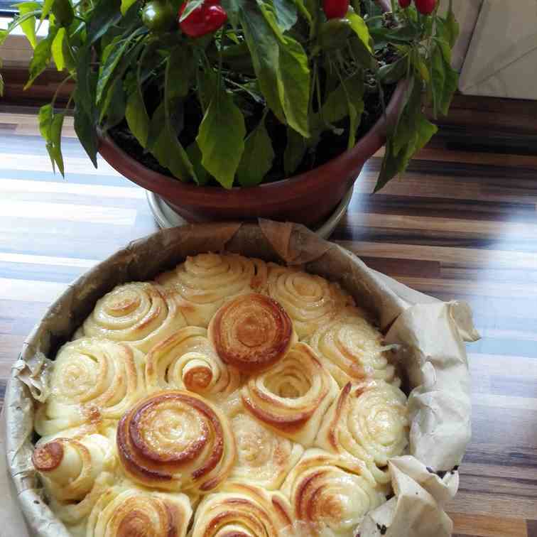 Yeast buns with milk-sugar sauce