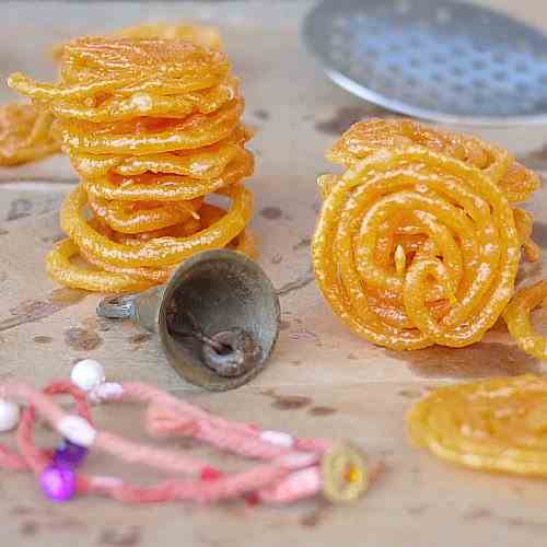 Hot 'n' Crisp Jalebi served with Milk