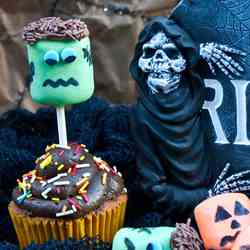 Halloween marshmallow pop cupcakes