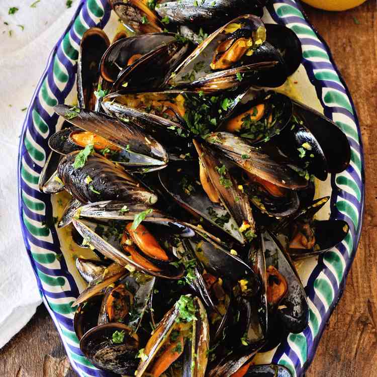 Steamed Mussels with Garlic Saffron Sauce