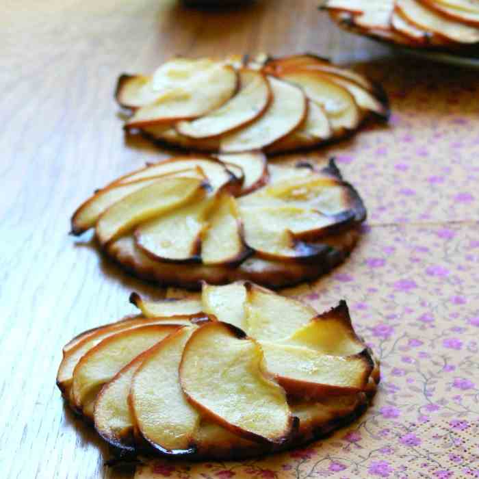 Apple tartlets with ginger, lemon and nuts
