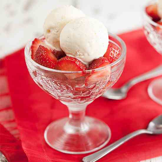 Vanilla ice cream with strawberries