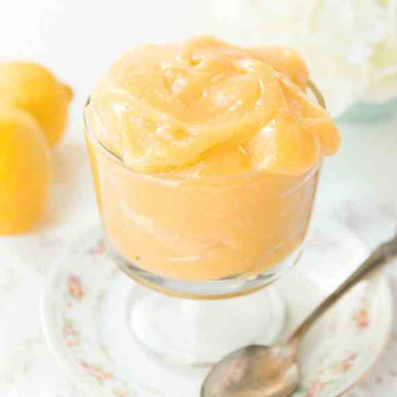 Lemon curd in a blender