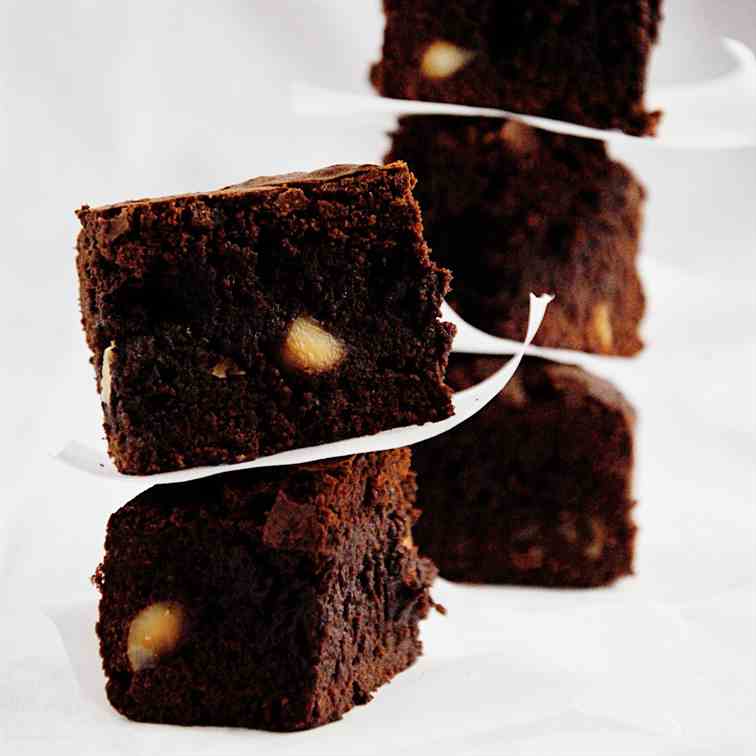 brownies with cinnamon and macadamia nuts