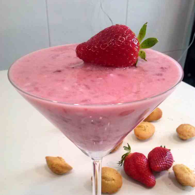 Strawberries with yogurt and cookies