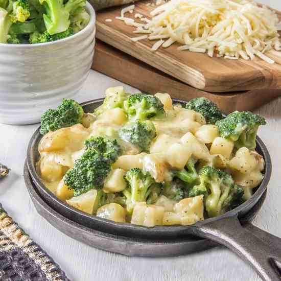 Cheesy Skillet Potatoes with Broccoli