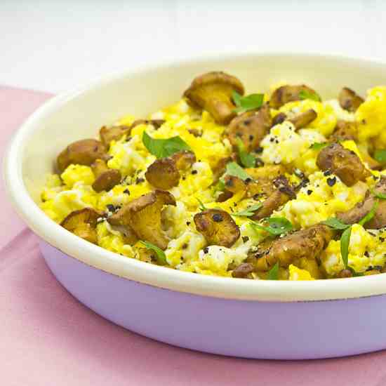 Scrambled eggs with chenterelle mushrooms
