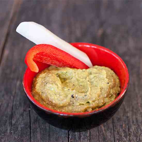 Avocado dip with hemp seeds