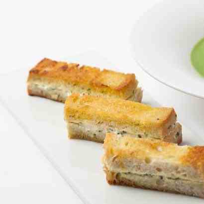 Spinach soup with garlic toasts