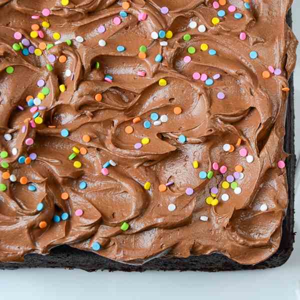 Easy Chocolate Cake with Chocolate Frostin