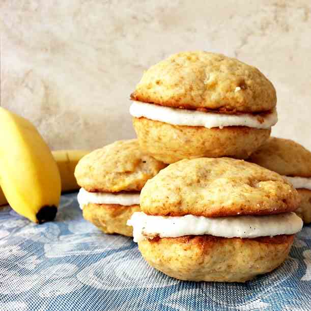 Banana whoopie pies