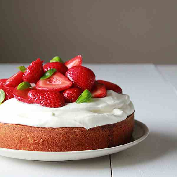 Balsamic strawberry sponge cake