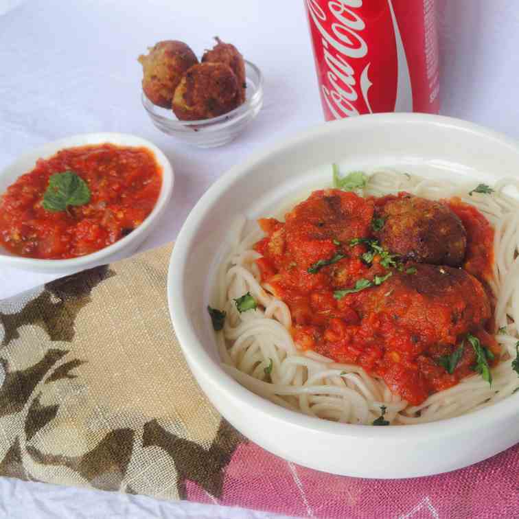 Spaghetti Cheese Ball with Tomato Sauce