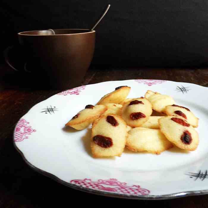 Madeleine with goji berries