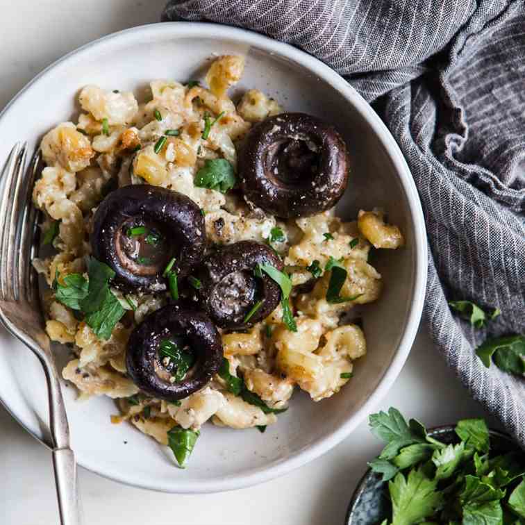 Slow Cooker Mushroom Mac and Cheese