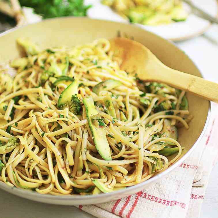 Garlic linguine with courgette and broccol