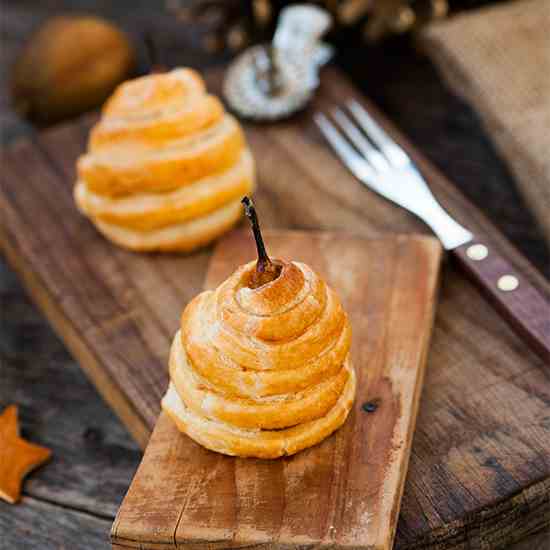 Pears baked in pastry