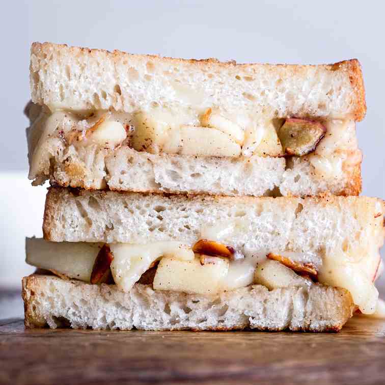 Brie and Apple Grilled Cheese 