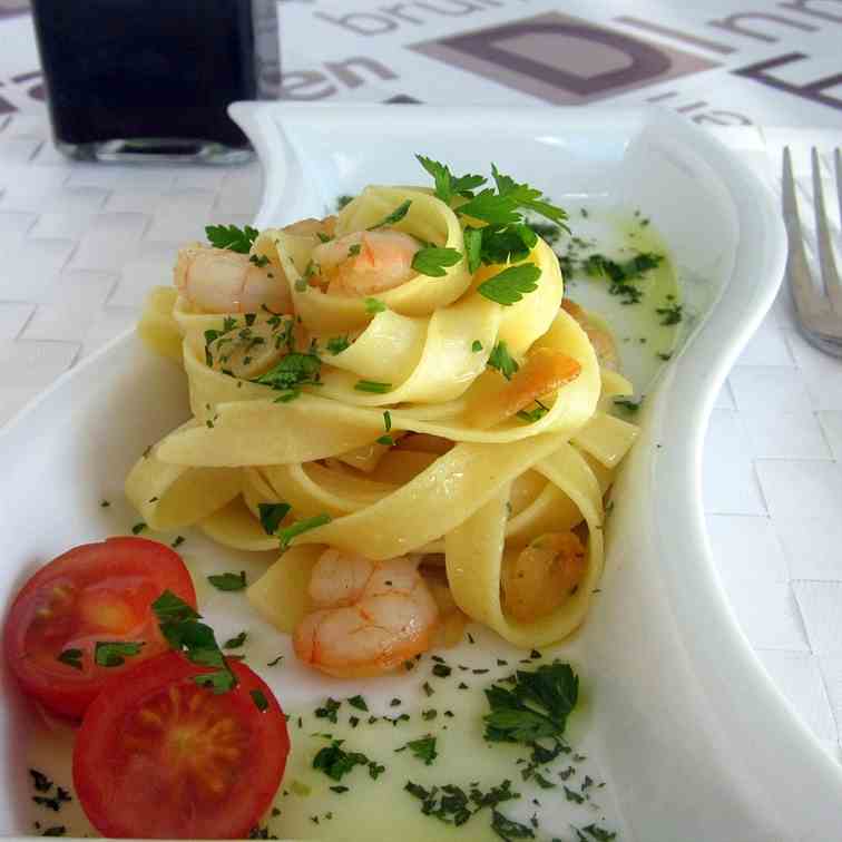 Pasta with shrimps, garlic and olive oil