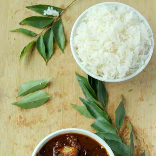 Poondu Kuzhambu / Garlic curry 