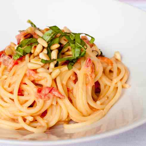 Spaghetti with creamy tomato sauce
