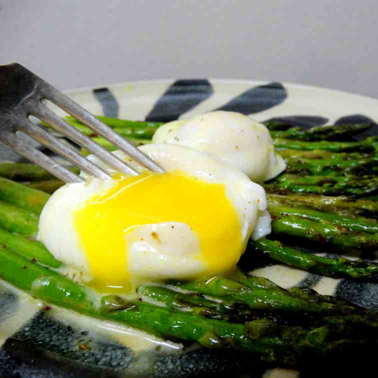 Poached Eggs, Asparagus, and Hollandaise 