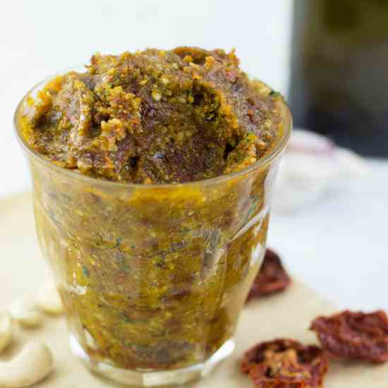 Red Pesto with sun-dried Tomatoes and Basi