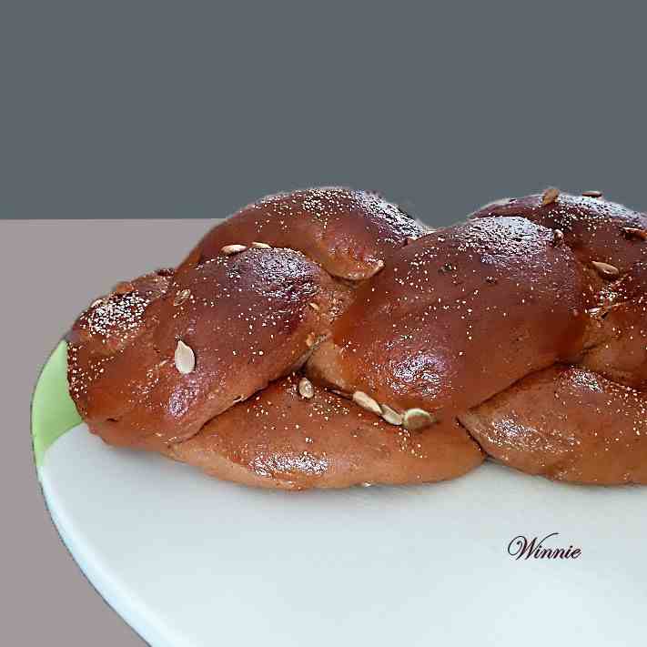Challah sweetened with date-spread