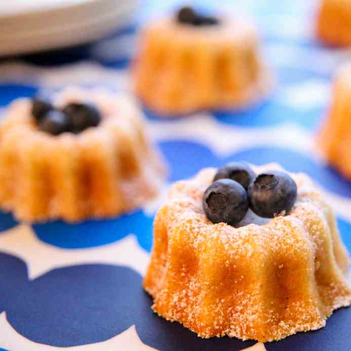 Mini Cardamom Cream Cakes