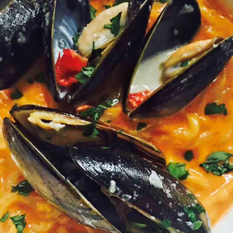 Mussels - Red Pepper Sauce Zucchini