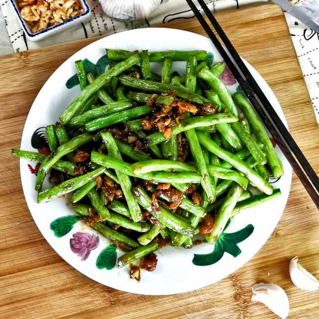 Sauteed green bean with garlic and dried s