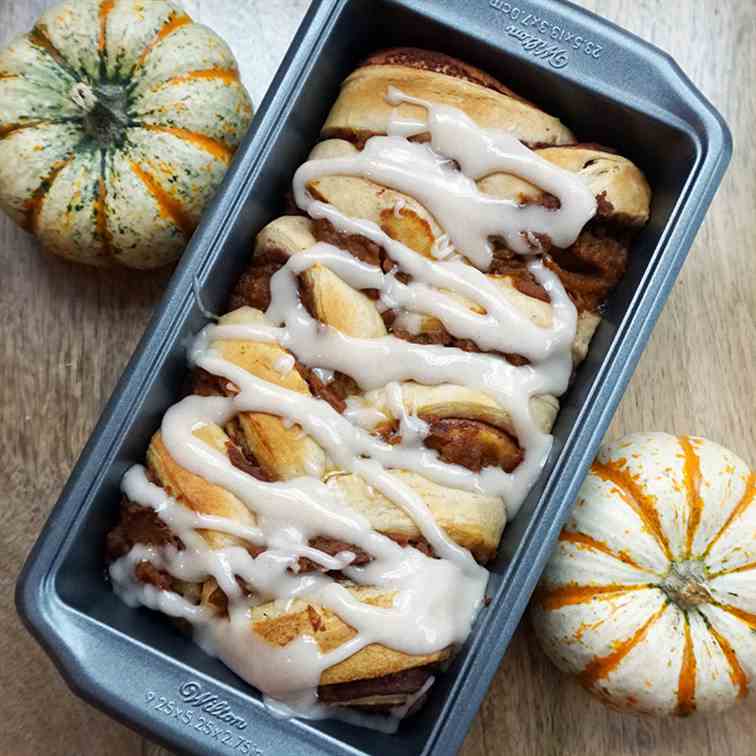 Pumpkin cinnamon roll pull-apart bread