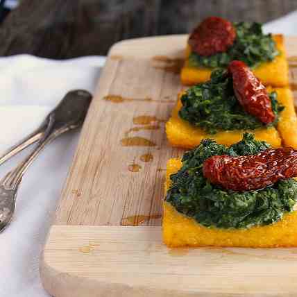 Polenta with spinach and sun-dried tomato
