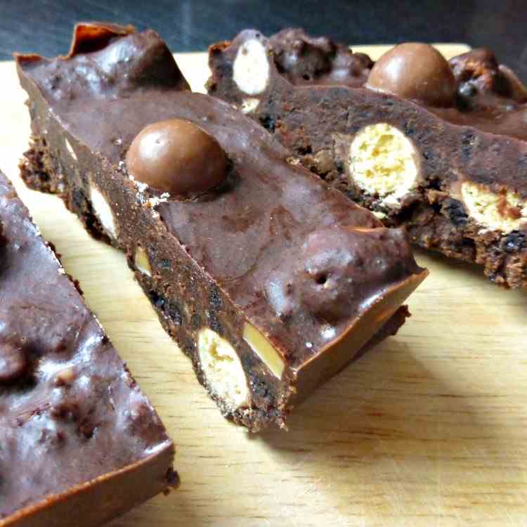 Malteser, Oreo and Fudge Traybake