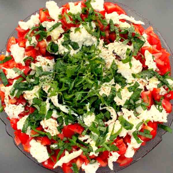 Tomato mozzarella salad with rocket