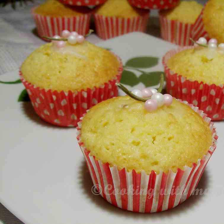 Cupcakes with rosemary and lemon