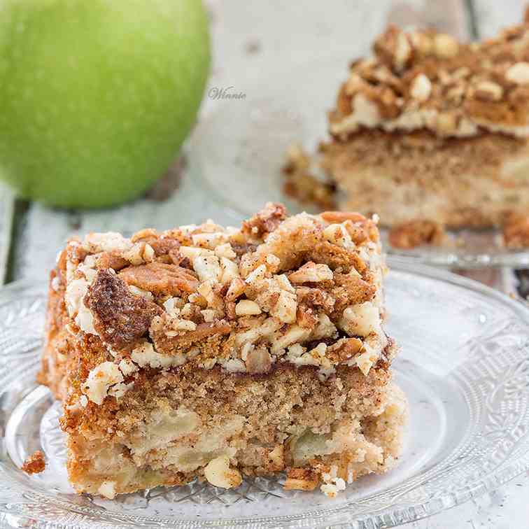 Praline Crunch Apple Cake