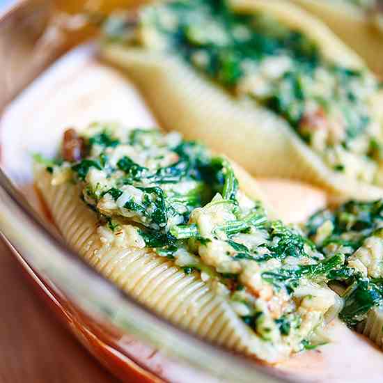 Cheesy Spinach Stuffed Shells