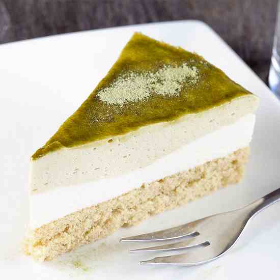 Green tea matcha mousse pie