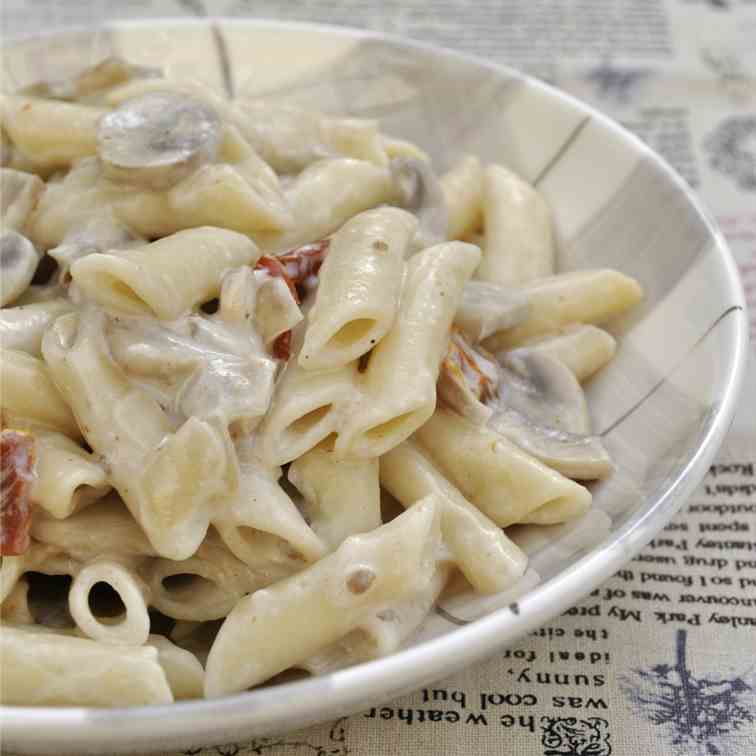 Macaroni with mushrooms and dried tomatoes