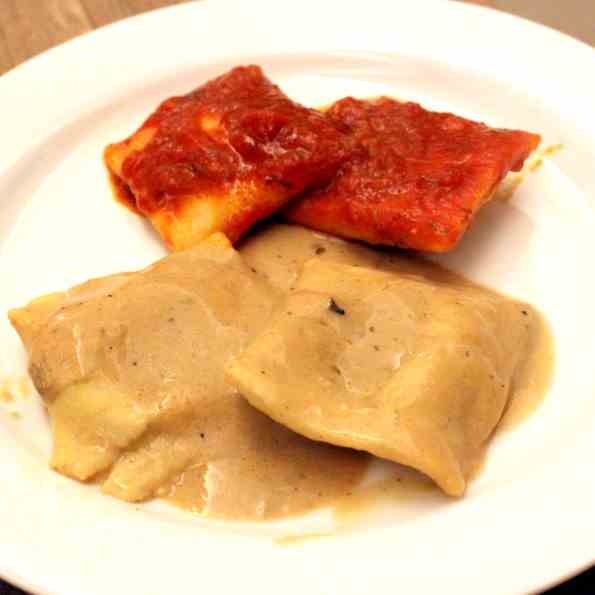 Two differently filled Ravioli