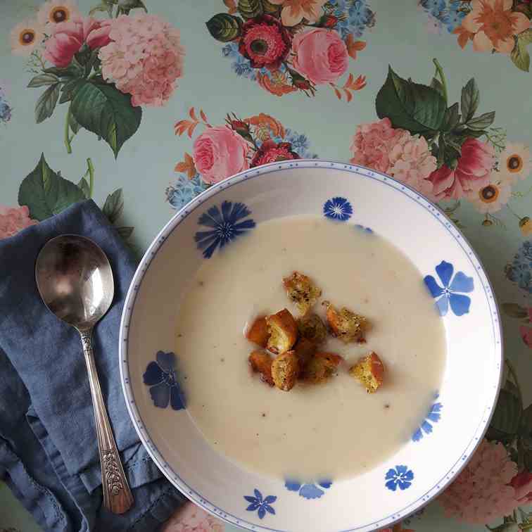 Creamy Cauliflower and Roasted Garlic Soup