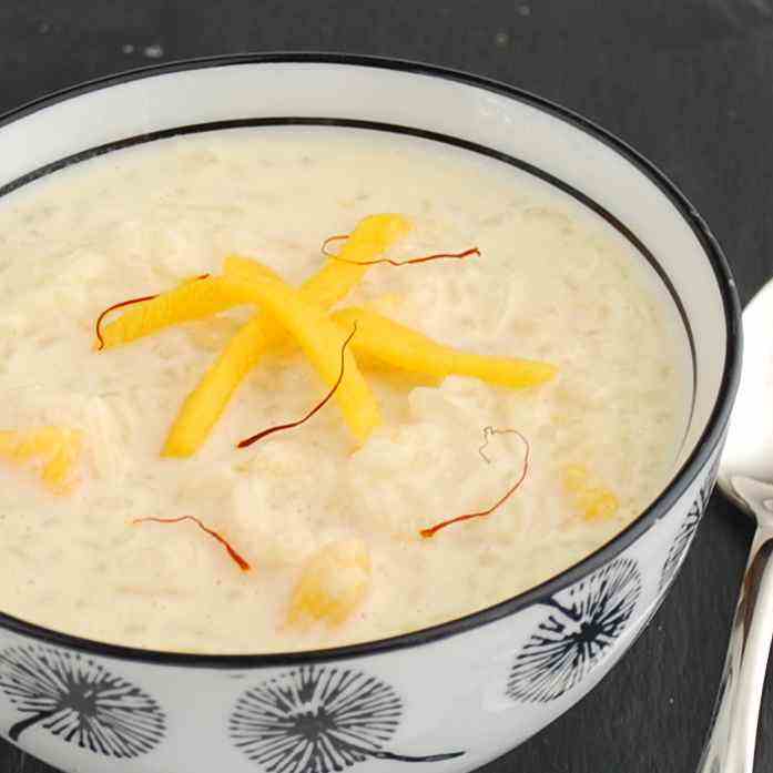 Spiced rice pudding with mango