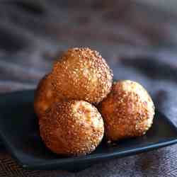 Fried sesame balls with banana 