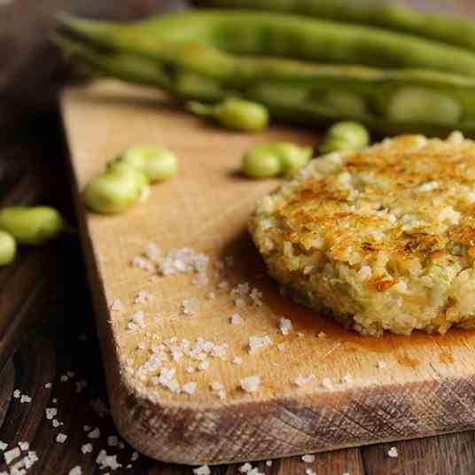 Bulgur cake with beans and goat cheese