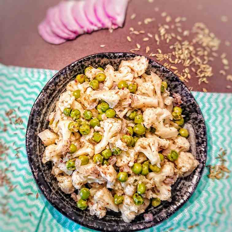 Braised cauliflower with peas