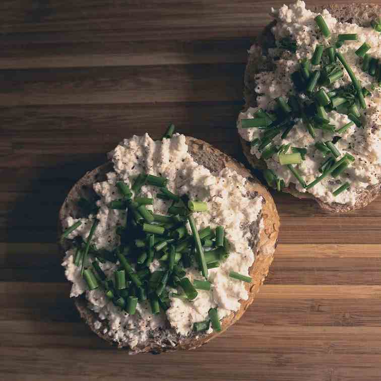 Wholemeal Roll with Radish Cottage Cheese 