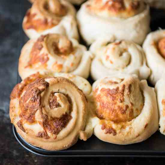 Cheesy Garlic Mozzarella Swirl Rolls